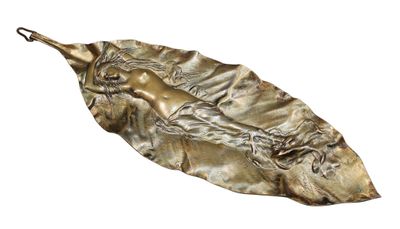 une feuille d'or sur laquelle est représentée la statue d'une femme