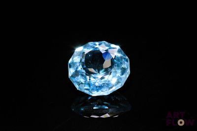 une image représentant un diamant bleu sur un fond noir