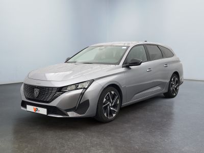 La nouvelle Toyota Mira hybride est garée dans une grande pièce.