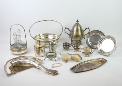 beaucoup d'objets en argent qui se trouvent sur la table