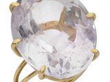 un gros plan d'une bague sertie d'une pierre d'améthorate