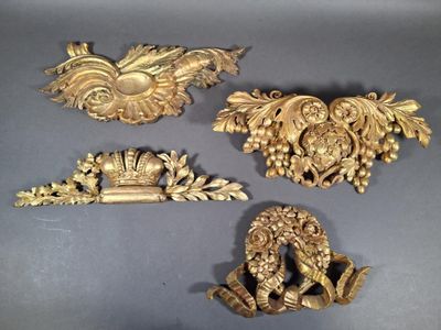 Réunion de quatre éléments décoratifs en bois et composition… - Photo 1