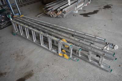 un tas de tuyaux métalliques posés dans un garage