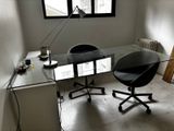 un bureau avec une chaise et une lampe dans une pièce