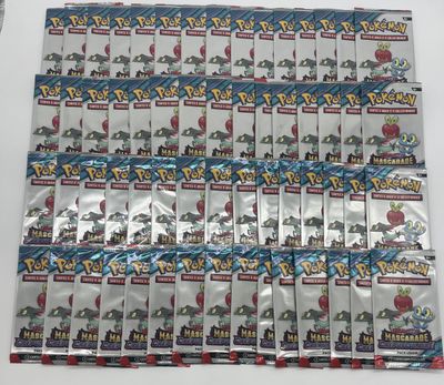 un gros plan sur une pile de cartes à collectionner Pokémon posée sur une table