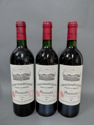 trois bouteilles de vin rouge posées sur une table