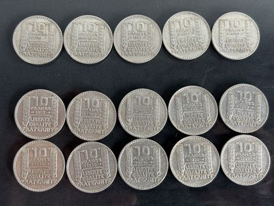 gros plan d'un paquet de pièces de monnaie posé sur une table
