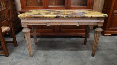 Table dite de gibier en bois, la ceinture ressaut central, l…