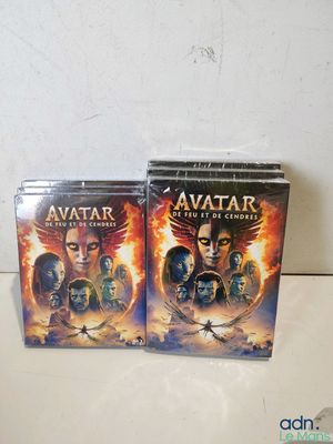quelques boîtiers de DVD posés sur une table