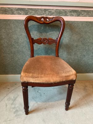 Chaise en bois teinté façon acajou, le dossier cabriolet à d…