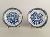 deux assiettes bleues et blanches ornées de fleurs