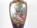 un vase avec un tableau posé sur un support