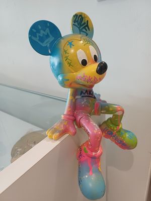 un ballon coloré à l'effigie de Mickey Mouse accroché à un mur