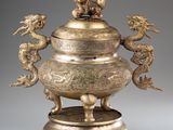 une image représentant une grande urne en bronze posée sur un socle et entourée d'anges
