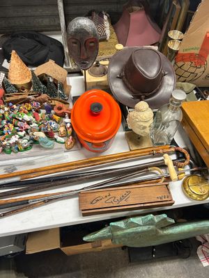une table sur laquelle se trouvent de nombreux objets