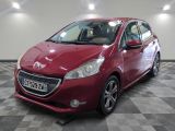 la photo d'une voiture rouge garée dans un garage