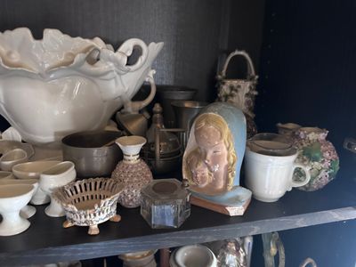 une étagère sur laquelle sont disposés de nombreux vases et bols