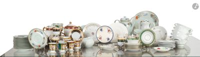 une table en verre sur laquelle sont posées de nombreuses assiettes et bols