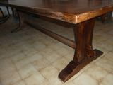 une table en bois posée sur un sol carrelé