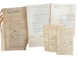 une pile de vieux papiers couverts d'écriture manuscrite, posés les uns à côté des autres