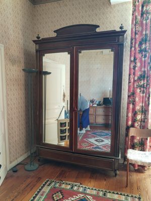 un grand miroir dans le coin d'une pièce