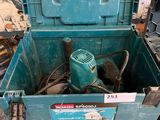 une boîte à outils bleue contenant un souffleur