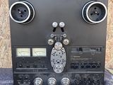 une vieille radio avec deux haut-parleurs posée sur une table