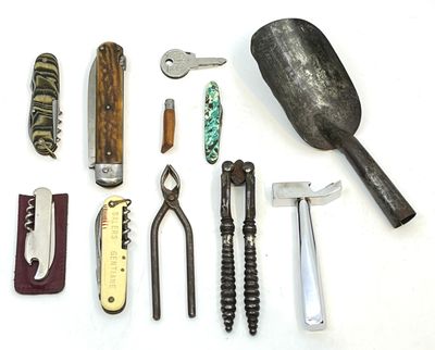 un grand nombre d'outils posés sur la table