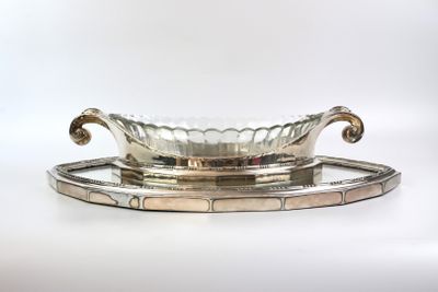 un plateau ancien en argent avec un bol en verre posé dessus