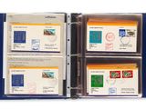 un classeur bleu sur lequel figurent quatre timbres différents
