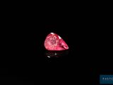 un diamant rose sur fond noir