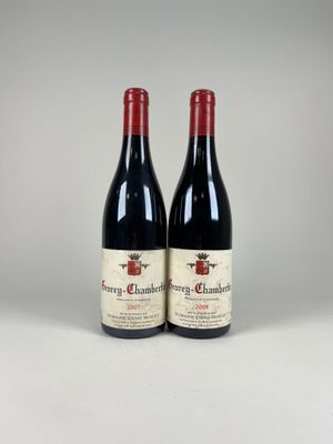 deux bouteilles de vin rouge posées sur une table blanche