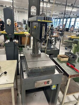une machine posée sur une table dans une usine