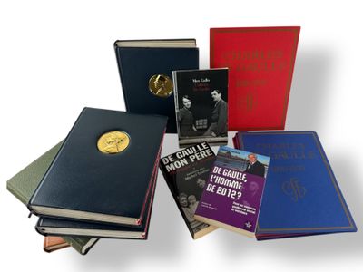 plusieurs livres sont empilés sur une surface blanche