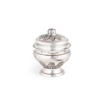 un bol ancien plaqué argent avec un couvercle, sur fond blanc