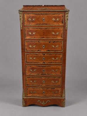 une ancienne commode en bois avec un plateau en marbre