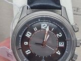 une personne tenant une montre à la main, sur laquelle est accrochée une étiquette de prix