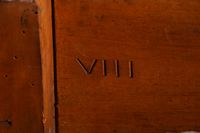 Table de bibliothèque en noyer mouluré et sculpté de fleuret… (photo 6)