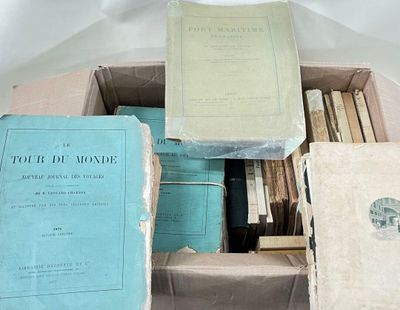 Des cartons remplis de livres sont empilés les uns sur les autres sur une table