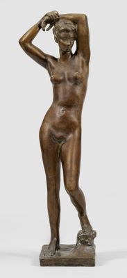 statue en bronze représentant une femme se tenant la tête entre les mains