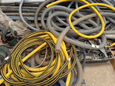 un tas de tuyaux et d'autres outils par terre