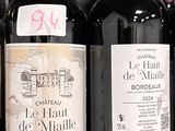 plusieurs bouteilles de vin sont alignées sur une étagère dans une cave à vin