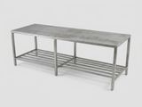un banc en métal avec une étagère en dessous, sur fond blanc