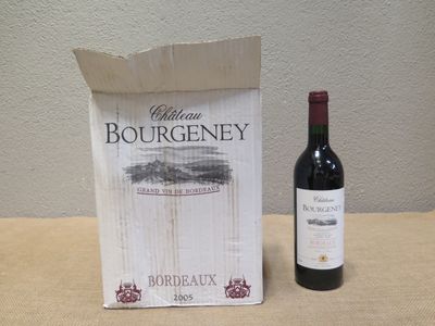 une bouteille de vin posée à côté d'un sac sur une table