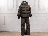 un manteau et un pantalon posés sur un mannequin dans une pièce