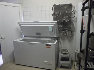 une photo d'une cuisine équipée d'un congélateur et d'autres appareils électroménagers