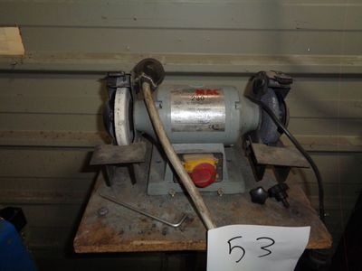 une machine posée sur une table