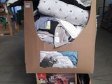 un chariot en carton sur lequel est empilée une pile de vêtements