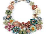 un gros plan d'un collier multicolore sur fond blanc