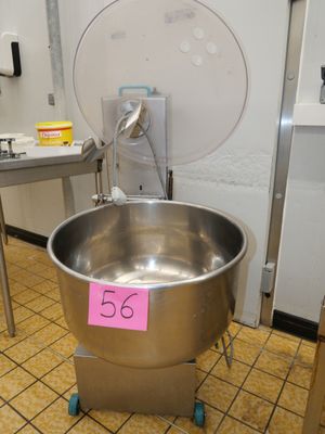 une photo d'une cuisine avec un grand saladier posé par terre